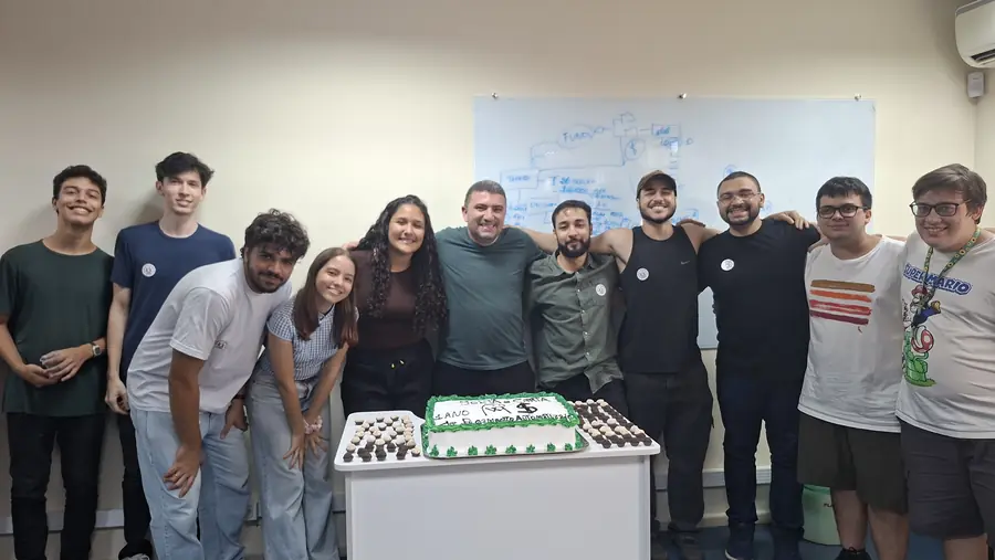 Integrantes do LEDS reunidos em torno de um bolo