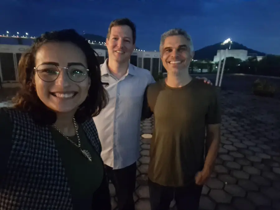 Três integrantes do LEDS ao ar livre no fim da tarde