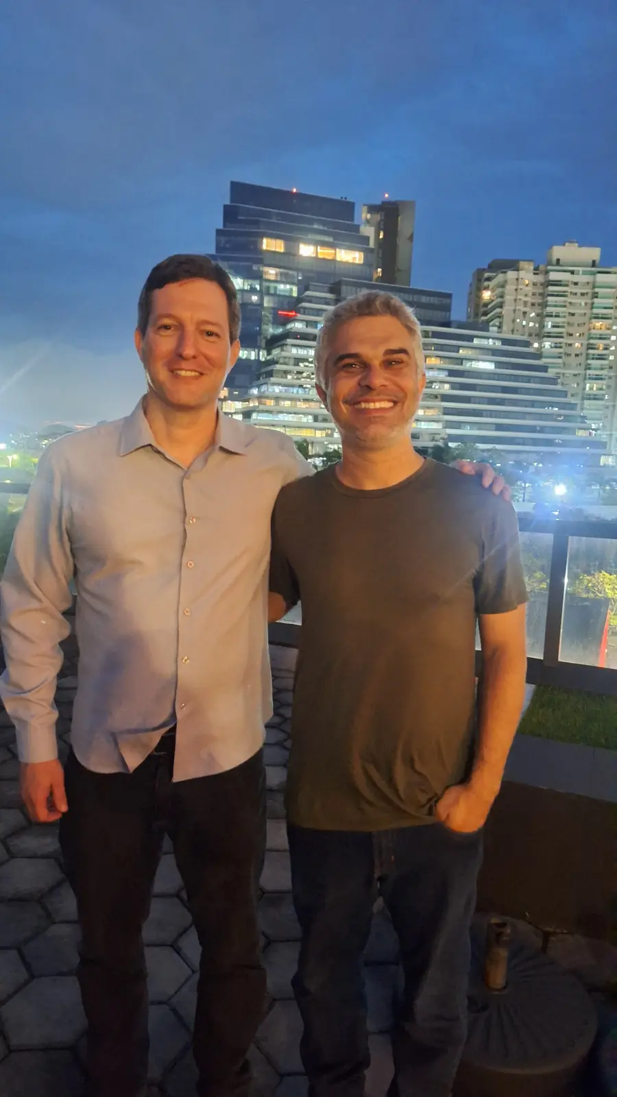Dois integrantes do LEDS ao ar livre à noite