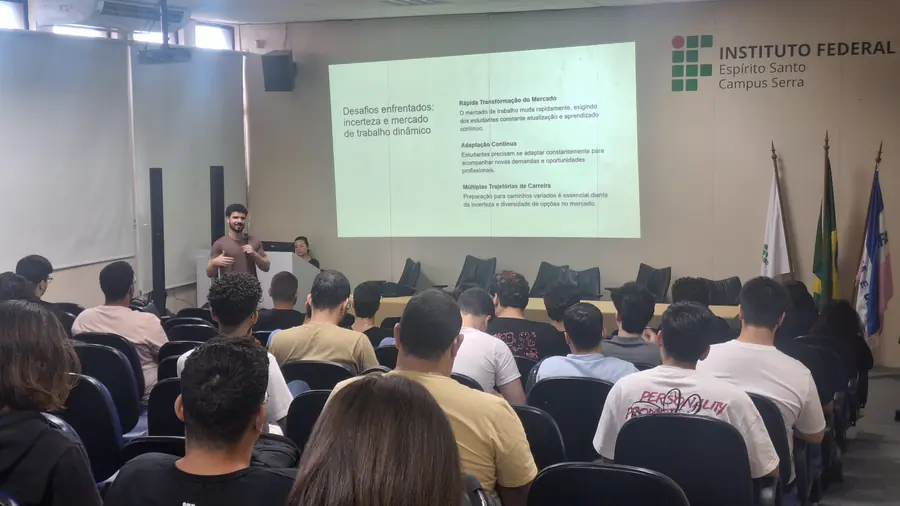 Dois integrantes do LEDS apresentam um projeto em auditório