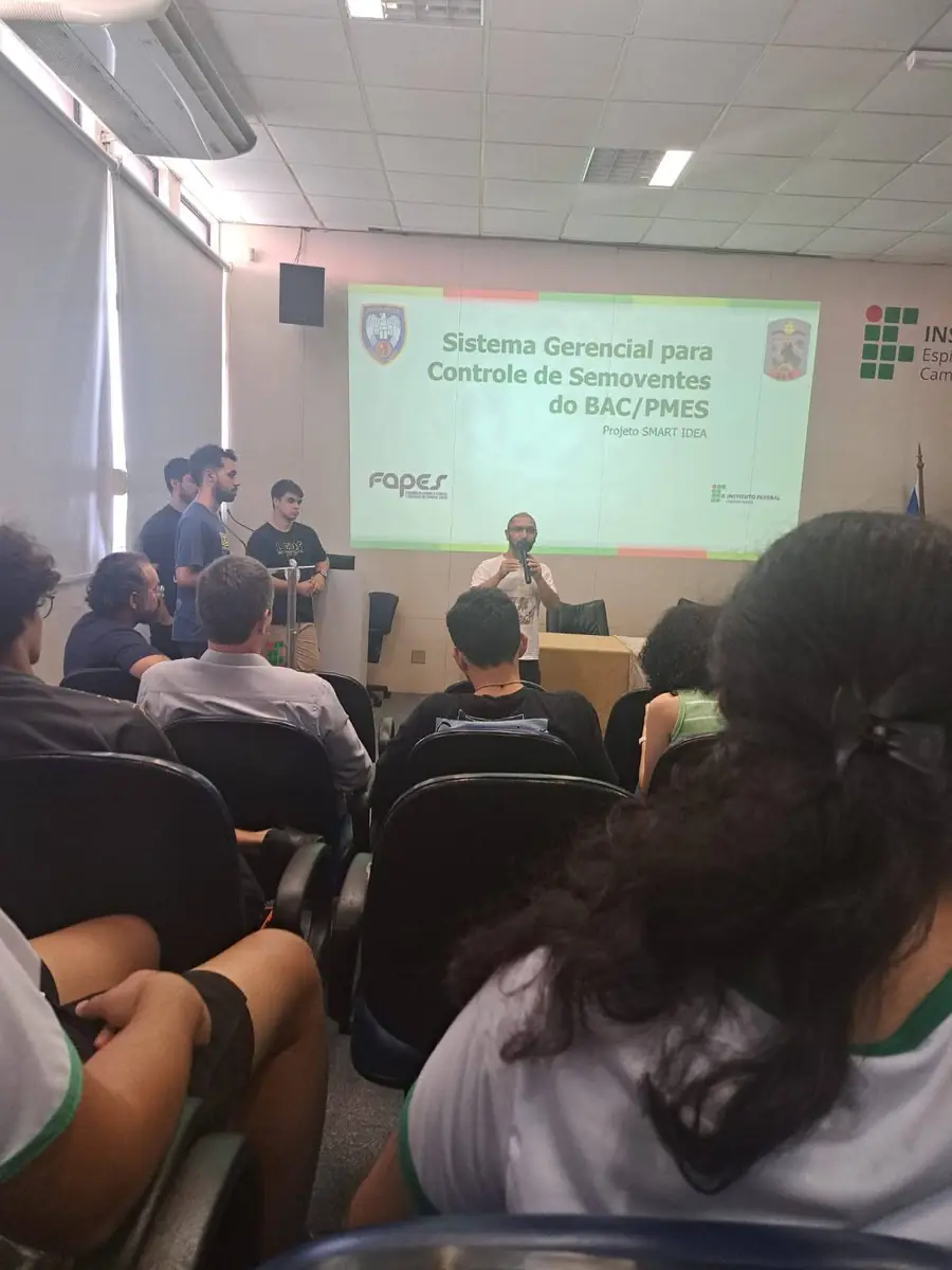 Integrante do LEDS apresenta o sistema do BAC/PMES para a plateia