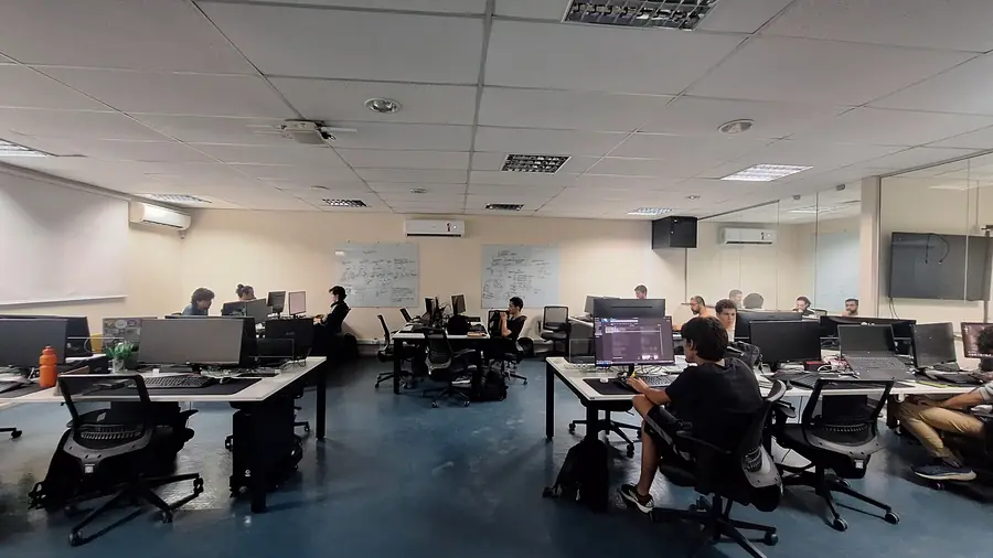 Apresentação para a equipe no laboratório, com projetor ligado