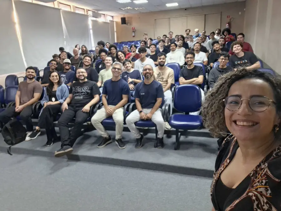 Outro ângulo do grupo reunido no auditório
