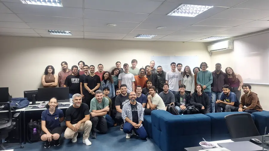 Grupo reunido no espaço com sofás do laboratório