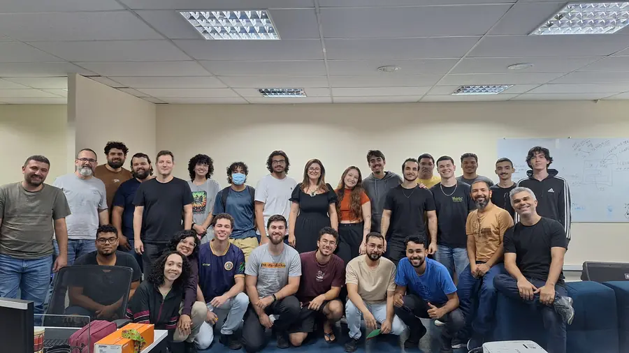 Integrantes do LEDS posam em duas fileiras dentro do laboratório