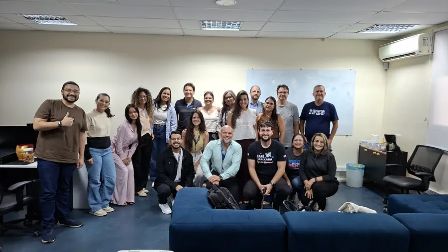 Integrantes do LEDS posam no espaço de convivência