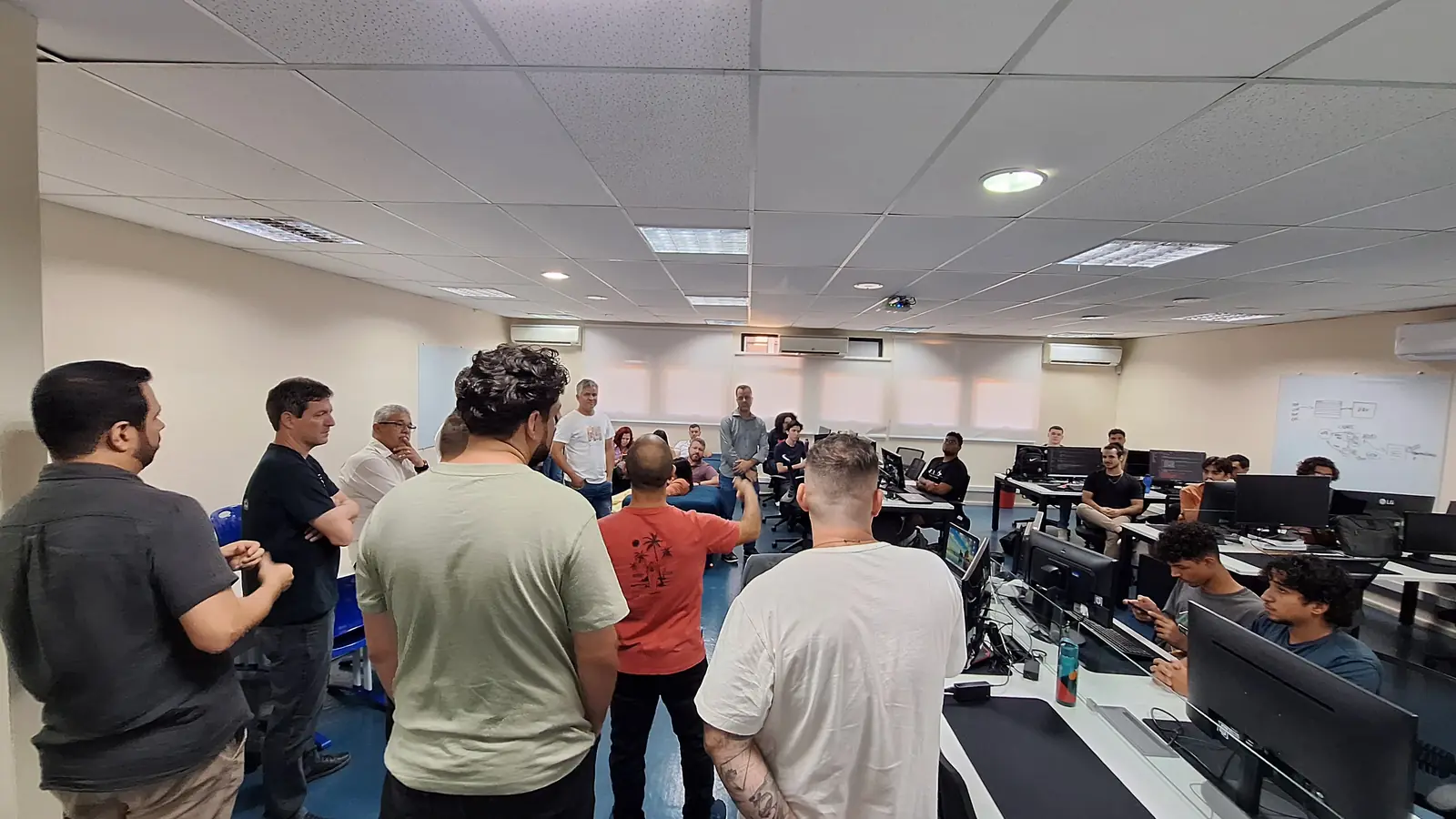 Integrantes do LEDS reunidos em círculo dentro do laboratório