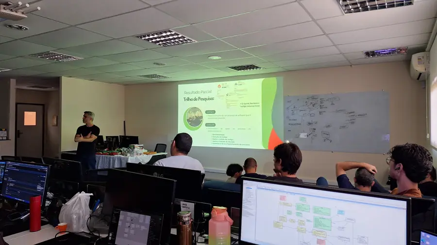 Apresentação da trilha de pesquisa projetada no telão do laboratório