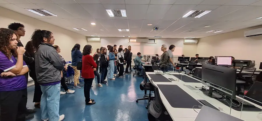 Grupo de visitantes conhece as instalações do laboratório