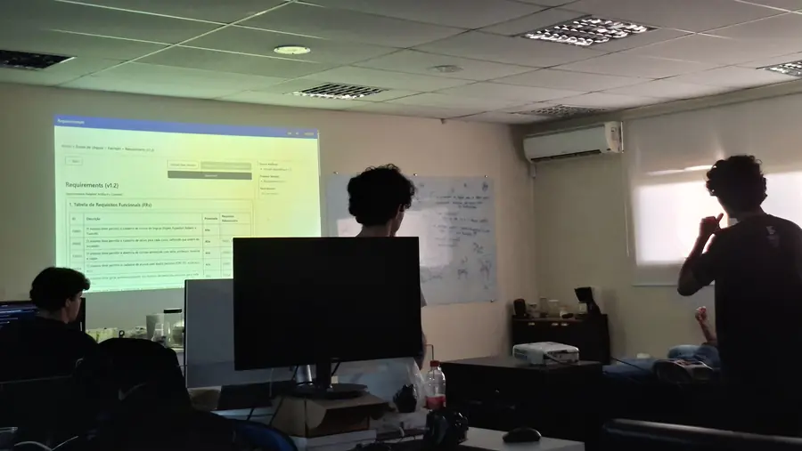 Apresentação com tabela de requisitos projetada na tela