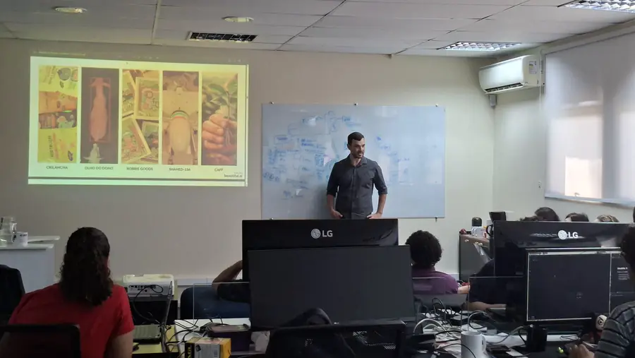 Participantes acompanham a explicação em seus computadores