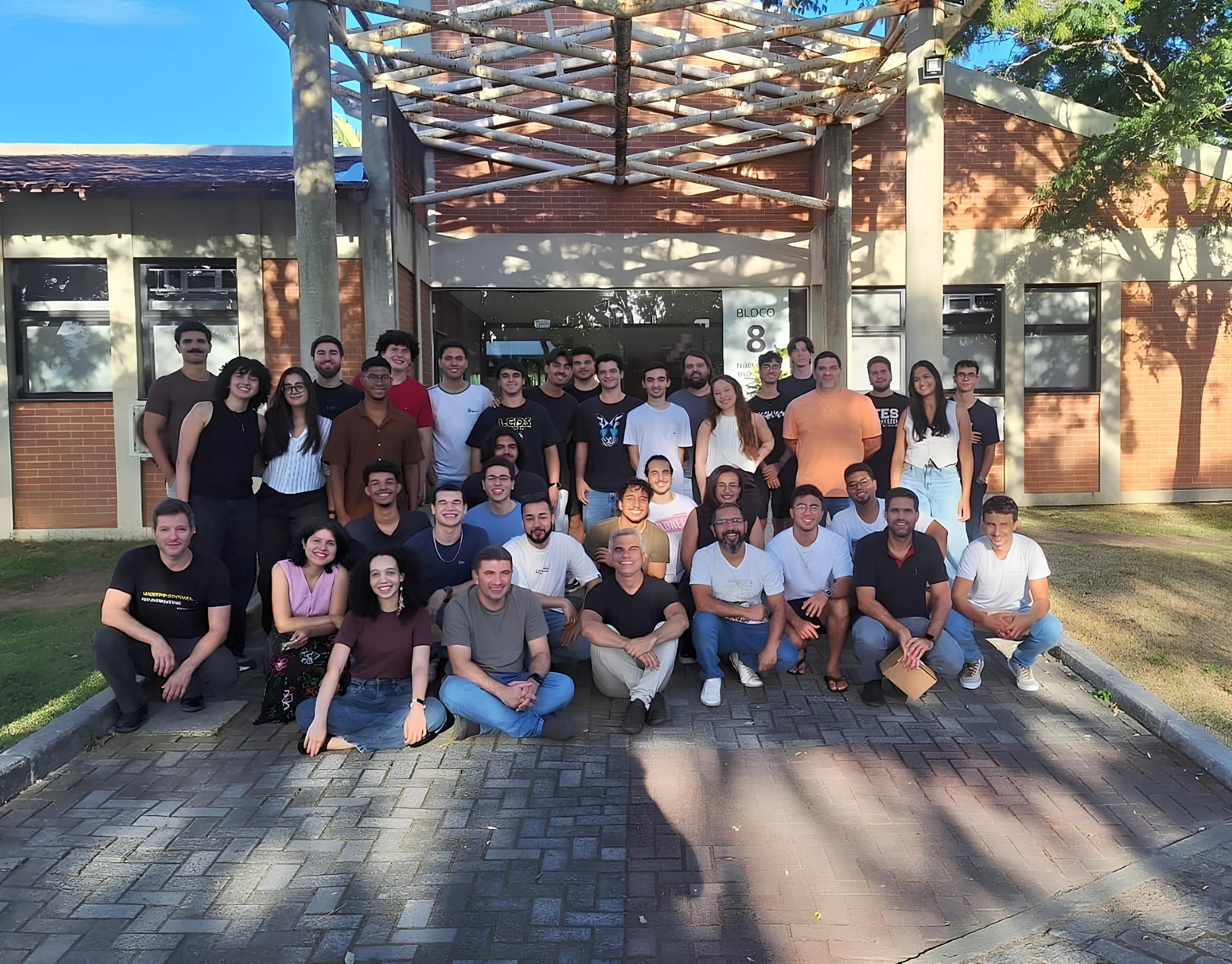 Equipe LEDS - Foto em grupo no campus